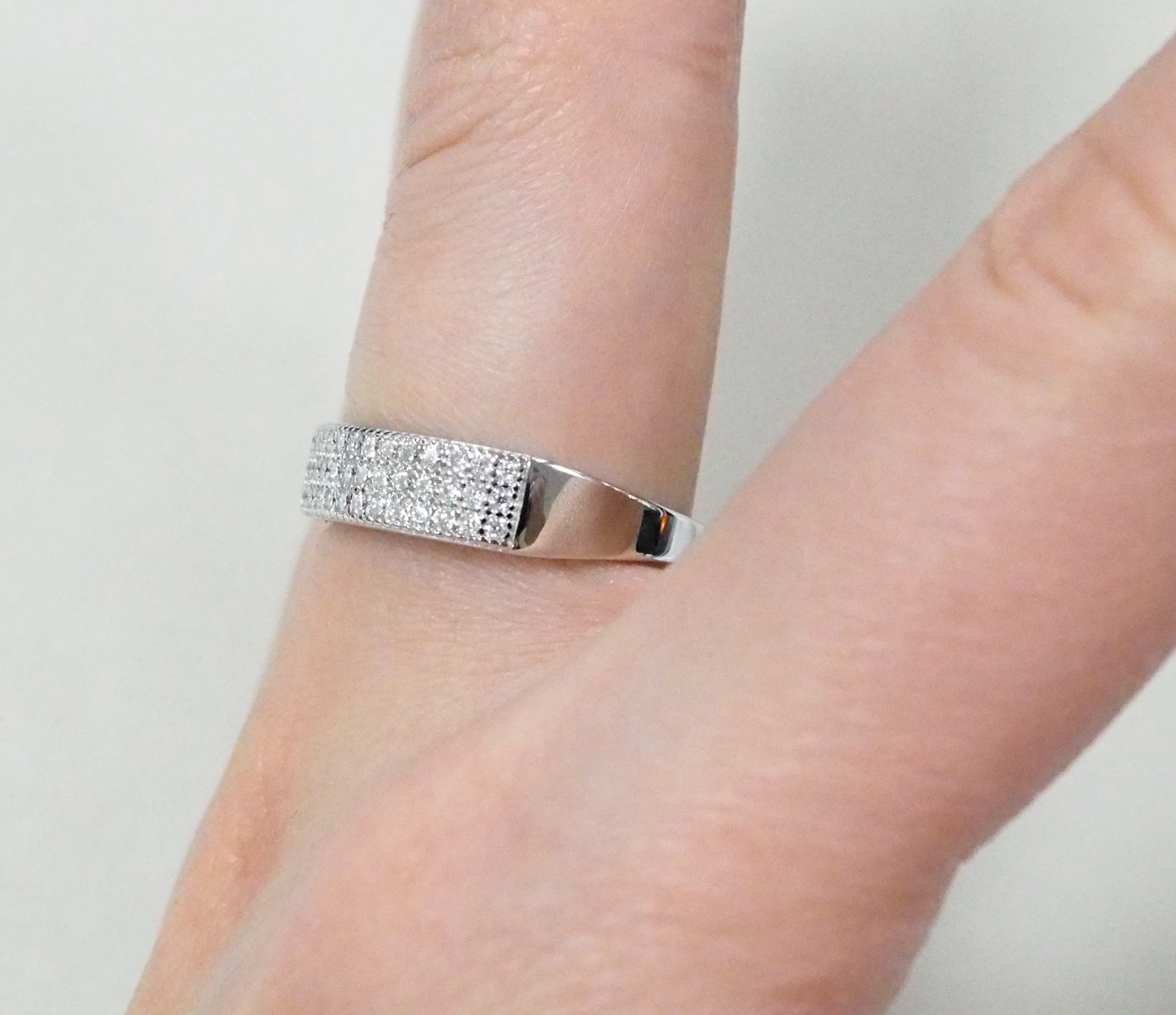 Серебряное кольцо 925 пробы; вставки 69 Муассанит бесцв. 0,5ct;